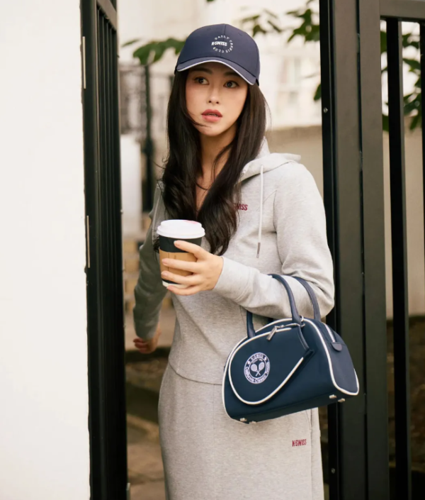 犇牛聚财 41岁朱珠带火了一种初秋新穿法：卫衣+半身裙+赛车鞋，减龄又洋气